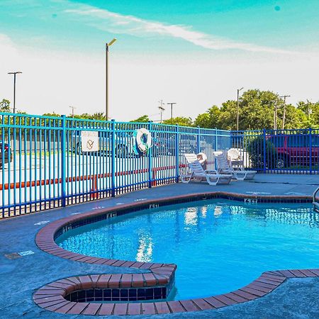 Oyo Hotel Irving Dfw Airport South Bagian luar foto